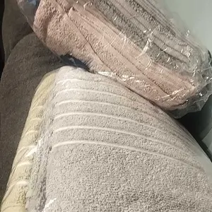 Toalhas em tons claros e rosê na embalagem